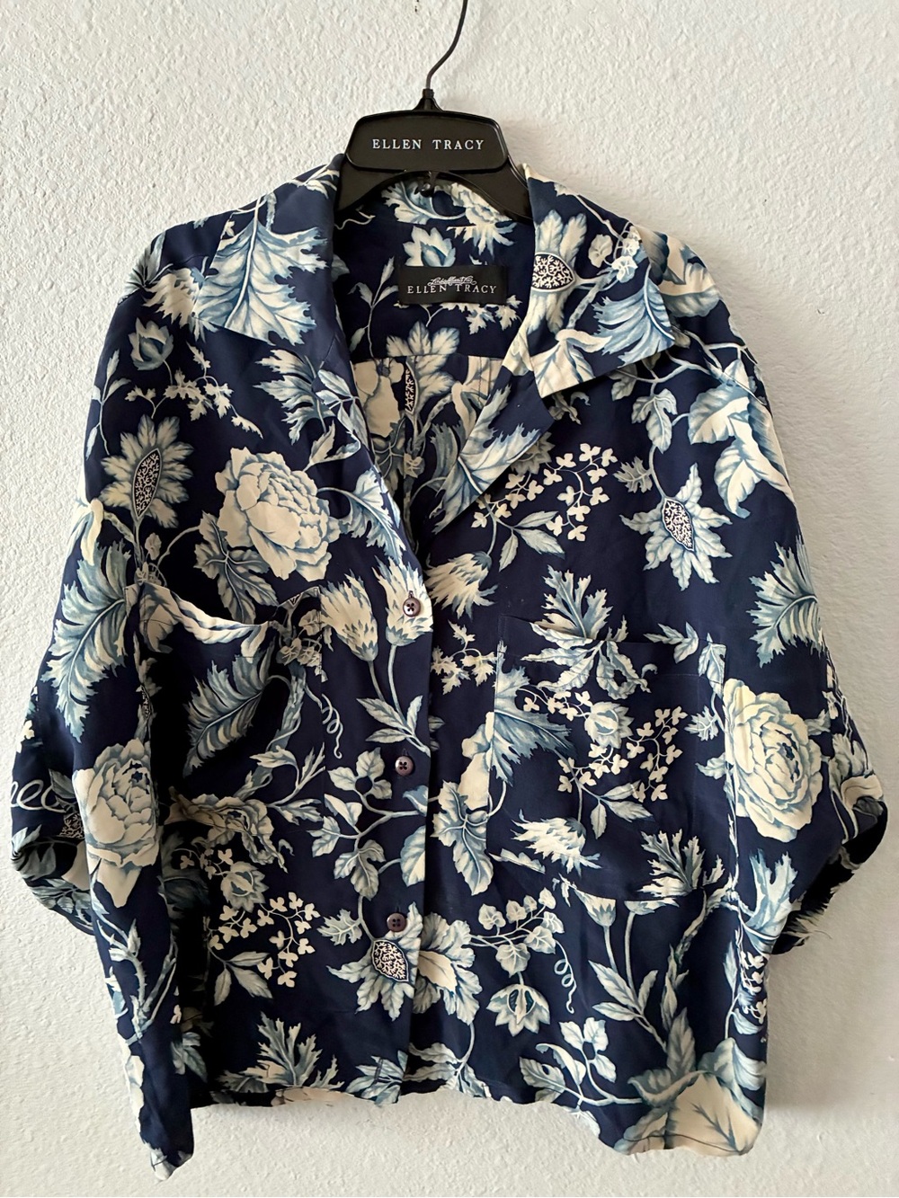Ellen Tracy 8 💯 Silk Navy & Cream Floral Short-Sleeve Button Shirt Comfortable